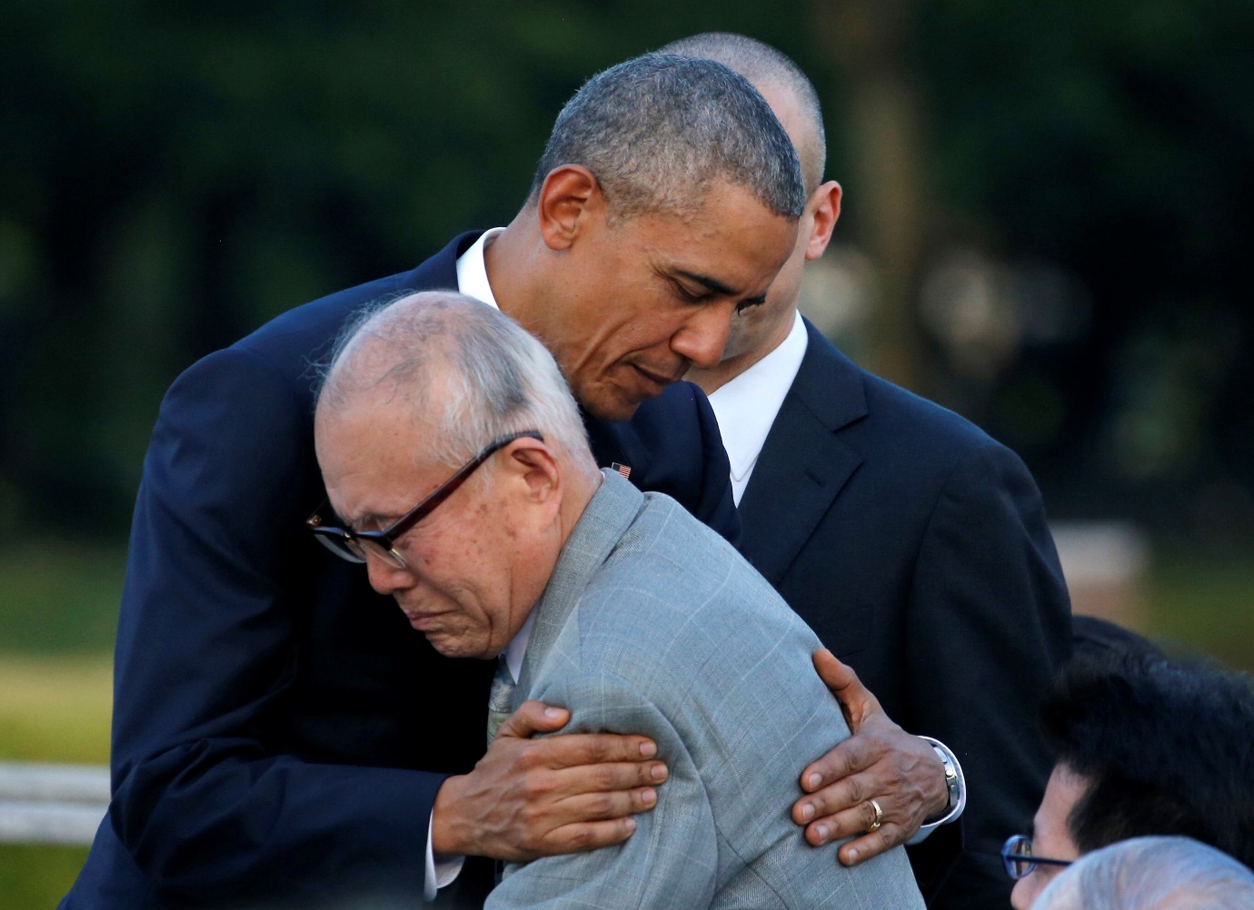 Obama embraces atomic bomb survivor Shigeaki Mori at the Hiroshima Peace Memorial Park, May 27, 2016. Carlos Barri ⓒ REUTERS.